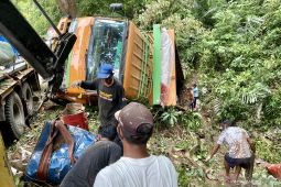 Truk pengangkut material PLTU 3-4 terbalik setelah terjun ke jurang