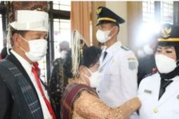 Heboh, Istri Bupati Simalungun sematkan tanda jabatan