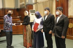 Presiden beri penghargaan tanda jasa kepada mendiang Profesor Hendrian Dwikoloso