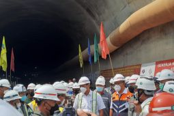 Menko Luhut tinjau pengerjaan proyek kereta cepat di Purwakarta