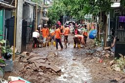 Pemkab Jember fokus bersihkan material banjir bandang