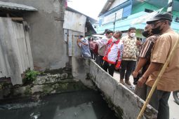 Saluran air perkampungan padat penduduk Kota Surabaya perlu pengawasan mandiri