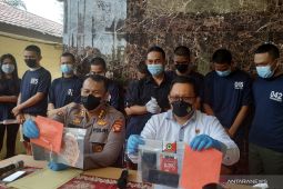 Tim Direskrimum Polda Kalbar tangkap sembilan mucikari prostitusi online
