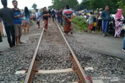 Mobil tertabrak KA di Probolinggo, empat orang tewas