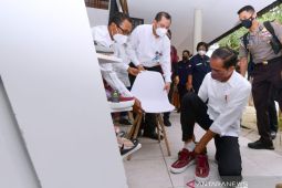 Presiden Jokowi dan Iriana beli produk UMKM di Bazaar Mandalika