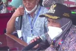 Camat "Bunda" Mursidah imbau penonton Gubernur Cup tak lepas masker