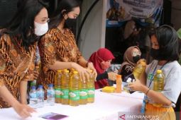 Pemkab Karawang tekan harga minyak goreng dengan operasi pasar murah