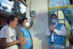 PLN nyalakan listrik dua desa di Subah Sambas