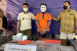 Polres Batu tangkap pria pengendara motor acungkan pistol