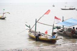 Wawali imbau warga pesisir waspadai gelombang tinggi di perairan Surabaya