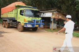 Dedi Mulyadi ngamuk lihat tanah galian berceceran di jalan Subang