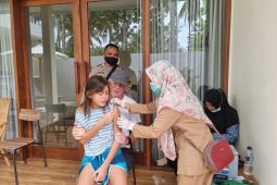 Anak Turis di Lombok Tengah dapat suntikan vaksin COVID-19