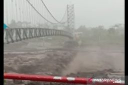 Debit banjir lahar dingin Gunung Semeru meningkat setelah hujan deras