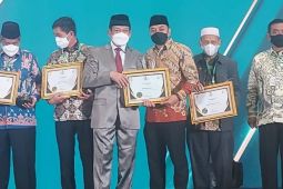 Peduli zakat, Wali Kota Surabaya terima penghargaan Baznas Award 2022