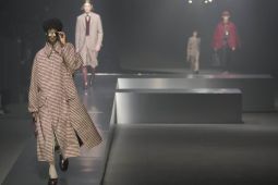 Fendi pamerkan siluet feminin di Milan Men's Fashion Week