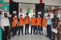 Kejari Simeulue tahan enam tersangka korupsi pengaspalan jalan