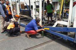 Petugas KAI evakuasi truk tersangkut rel di perlintasan Kediri