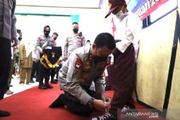 Kapolda Banten bagikan perlengkapan sekolah dan sepatu pada murid SDN Ujung Tebu 3