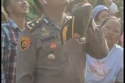 Teriakan "Sayang, ayo turun!" dari Kapolsek selamatkan ibu yang panjat menara SUTET