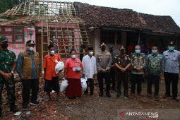 Plt. Bupati Probolinggo berikan bantuan korban angin puting beliung