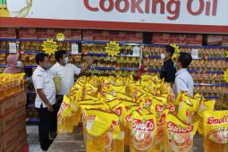 Petugas Diperdagin Kediri sidak pasar modern pantau harga minyak goreng