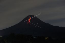Guguran lava pijar Gunung Merapi meluncur sejauh 1,5 km