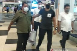 Tiba di Bandara Kualanamu, Bupati Langkat tertunduk lesu diboyong penyidik KPK ke Jakarta