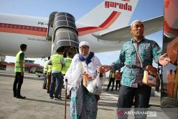 Jamaah calon haji hanya butuh waktu 30 menit cek imigrasi dengan layanan "fast track"