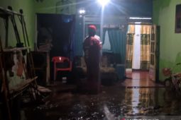 Sejumlah warga Desa Pecoro Jember mengungsi akibat banjir lumpur