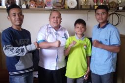 Ketua ASKAB PSSI Palas sambut Pangulu Siregar pemain tim FOSSBI U -12 Sumut