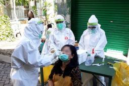 Cegah Omicron, Pemkot Surabaya terapkan tes usap acak di perkampungan