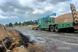 Dari tembok semen berganti alat berat, kelilip blokade jalan Soekarno di Taput berlanjut hingga seringai makian