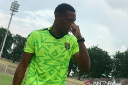 Striker Persebaya Arsenio Valpoort dapat latihan khusus asah naluri gol