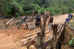 Satgas Pamtas memperbaiki jembatan rusak di perbatasan Kalbar