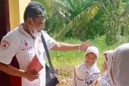 Monitoring vaksinasi anak, Kasat Reskrim Polres Palas bagikan buku dan pulpen