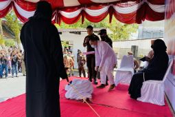 Baru dicambuk 17 kali, terpidana zina ambruk di panggung eksekusi
