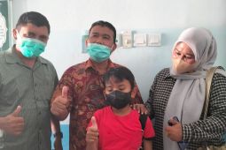 Kadinkes Abdya besuk murid SD yang pingsan usai Vaksin