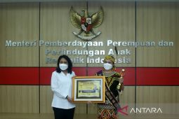Jane Elisabeth  Wuysang terima Anugerah Perempuan Indonesia
