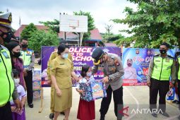 Polres Sekadau bagikan tas dan buku saat vaksinasi pelajar