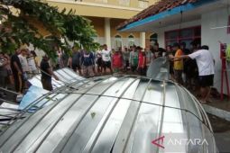Kubah masjid di Tasikmalaya roboh diterjang angin dan hujan deras