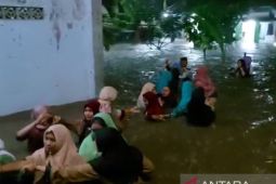 Ratusan santri di Jember mengungsi karena ponpes kebanjiran