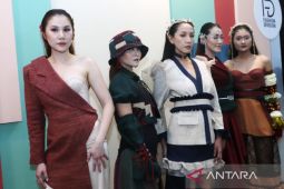 Busana karya siswa LaSalle College Surabaya ikuti "Paris Fashion Week 2022"