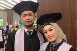 Dua tahun menunda , Rika - Bambang mengaku puas setelah wisuda dokter secara ofline