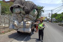 Polres Badung sanksi puluhan truk "overload"