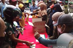 Harga minyak goreng di pasar tradisional masih tinggi