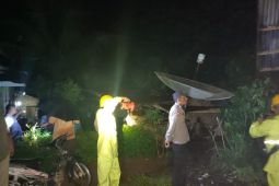 Rumah warga di Bahorok tertimpa pohon aren akibat hujan deras dan angin kencang