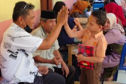 Polres Palas kembali bagi - bagi buku dan pulpen kepada peserta vaksinasi anak