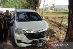 Mobil wisatawan seruduk pohon akibat sopir tidak konsentrasi