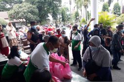 Khofifah pantau langsung operasi pasar minyak goreng di Kediri