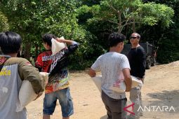 Polres Bangka Barat salurkan bantuan sembako ke warga